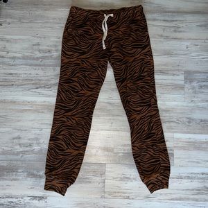MONROW
Zebra Girlfriend Sweats In Brown